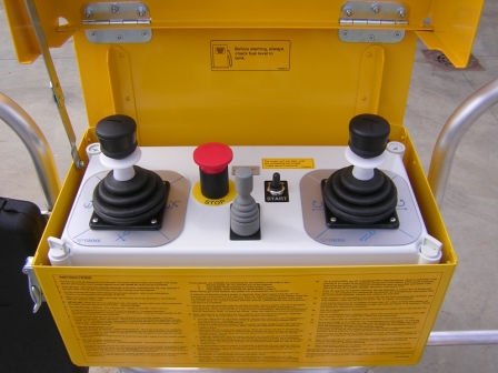 Steuerpult im Korb 3700 R und 4200 R title=
